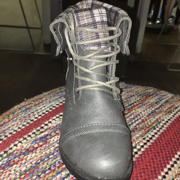 Boots - Picture 3 of 3